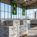 Caixas de vacinas contra Covid-19 em armazém de Brasília, representando remessa do Ministério da Saúde ao Distrito Federal.