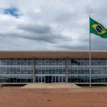 Prédio do tribunal em Planaltina durante julgamento de chacina no Centro-Oeste.