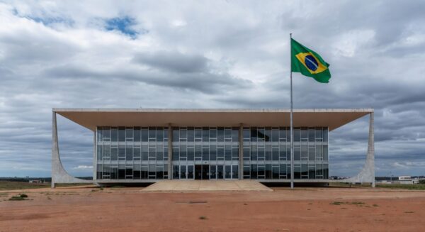 Prédio do tribunal em Planaltina durante julgamento de chacina no Centro-Oeste.