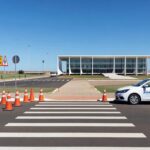 Imagem de rua em Brasília com sinalizações de trânsito para ações educativas de segurança viária do Detran-DF.