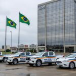 Viaturas da Polícia Federal em frente ao edifício do BRB em Brasília, representando operação de prisão.
