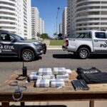 Operação policial da Polícia Civil do DF contra tráfico de drogas em Brasília, com viaturas e itens confiscados.