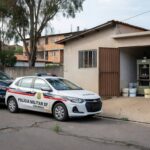 Viaturas da PF e PM em operação contra laboratório de haxixe em Samambaia, DF, com equipamentos apreendidos.