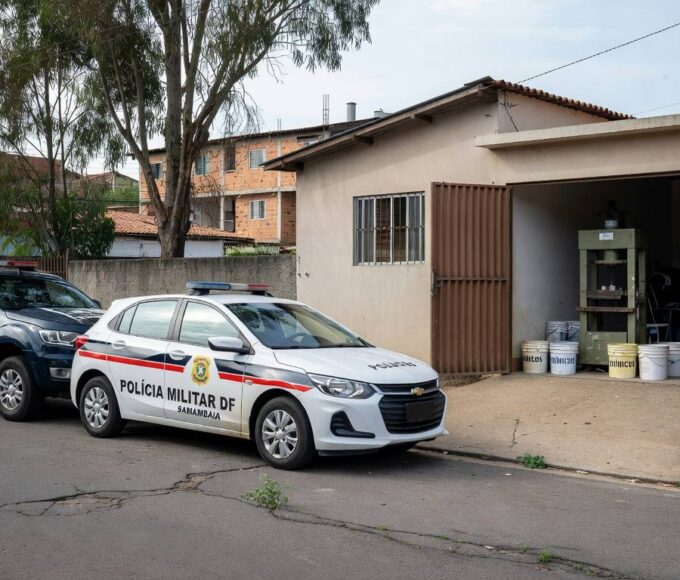 Viaturas da PF e PM em operação contra laboratório de haxixe em Samambaia, DF, com equipamentos apreendidos.