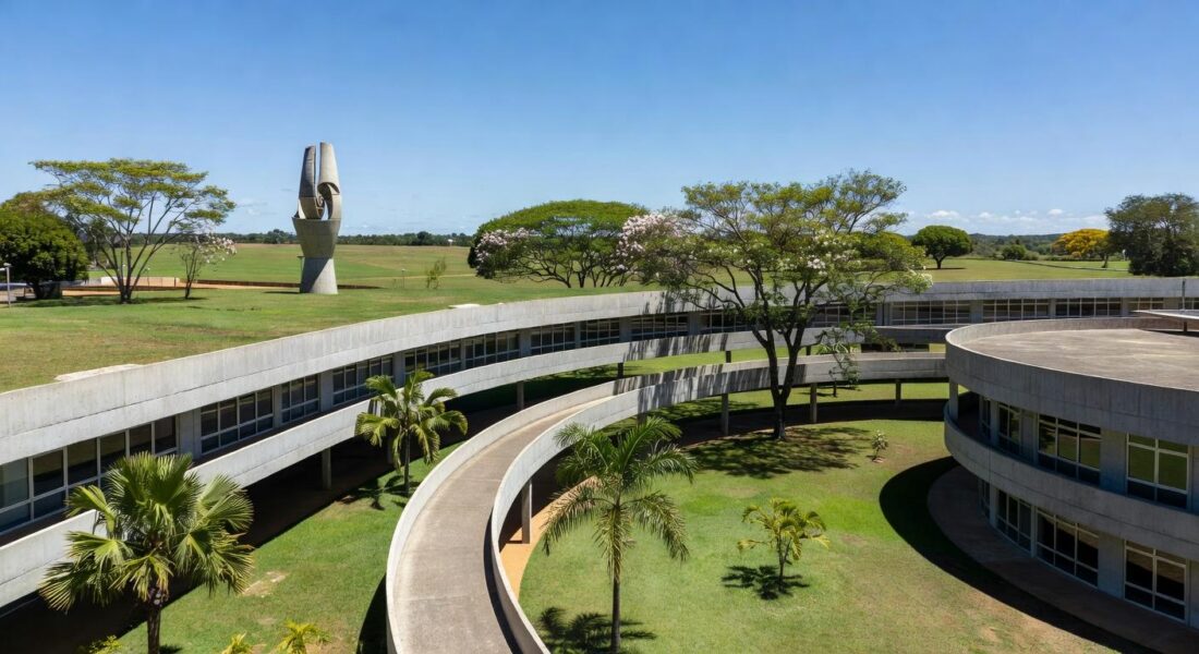 Edifícios escolares modernistas em Brasília, celebrando 66 anos da cidade, com arquitetura inovadora e horizonte plano.