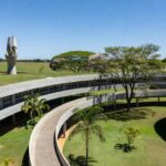 Edifícios escolares modernistas em Brasília, celebrando 66 anos da cidade, com arquitetura inovadora e horizonte plano.