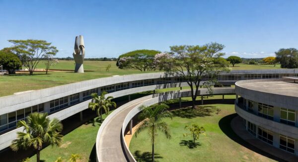 Edifícios escolares modernistas em Brasília, celebrando 66 anos da cidade, com arquitetura inovadora e horizonte plano.