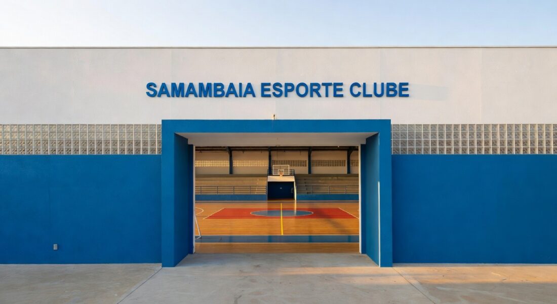 Ginásio esportivo reformado em Samambaia, DF, com fachada moderna e quadra ao fundo.