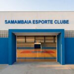 Ginásio esportivo reformado em Samambaia, DF, com fachada moderna e quadra ao fundo.