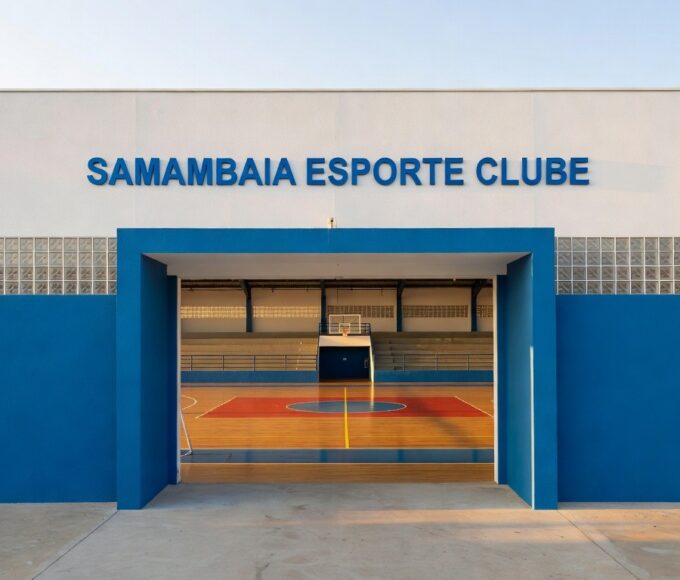 Ginásio esportivo reformado em Samambaia, DF, com fachada moderna e quadra ao fundo.