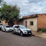 Viaturas da PMDF em rua de Ceilândia durante intervenção em caso de reféns.