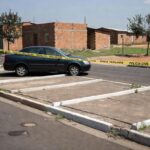 Vaga de estacionamento vazia em rua de Brasília, representando julgamento por assassinato em briga no DF.