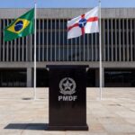 Cerimônia oficial no Palácio do Buriti com bandeiras e insígnias da PMDF em Brasília.