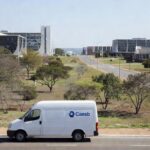 Van de atendimento itinerante da Caesb em região do Distrito Federal