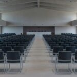 Corredor de hospital público em Brasília com equipamentos de enfermagem precários