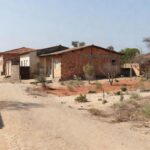 Bairro residencial em Vicente Pires com casas modestas e ruas de terra, relacionado a edital da Terracap