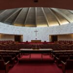 Sala plenária vazia da Câmara Legislativa do DF representando sessão sem avanços