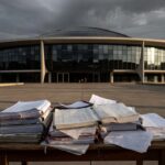 Prédios públicos deteriorados em Brasília representando colapso na educação, saúde e cultura