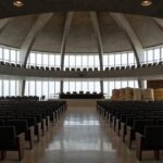 Interior de câmara legislativa com elementos simbólicos rurais em sessão solene