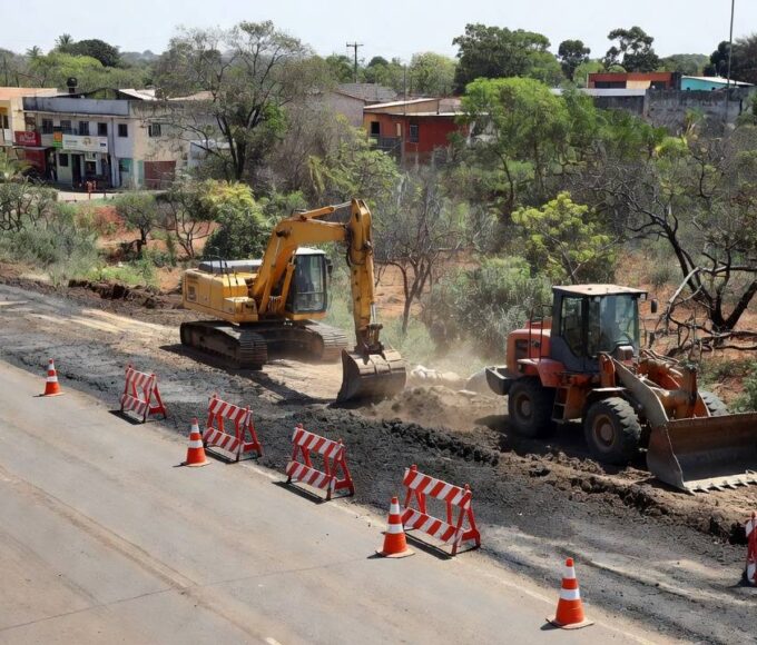 Obras de pavimentação na Avenida Contorno em Vicente Pires, Brasília, com máquinas e barreiras na via