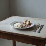 Prateleiras com alimentos escassos em casa no DF representando insegurança alimentar de idosos