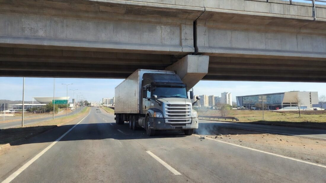Carreta presa sob viaduto na EPIA Sul em Brasília