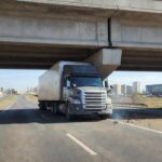 Carreta presa sob viaduto na EPIA Sul em Brasília