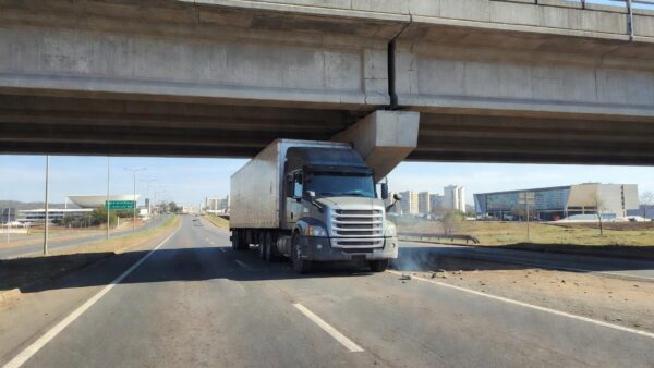Carreta presa sob viaduto na EPIA Sul em Brasília