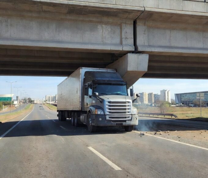 Carreta presa sob viaduto na EPIA Sul em Brasília
