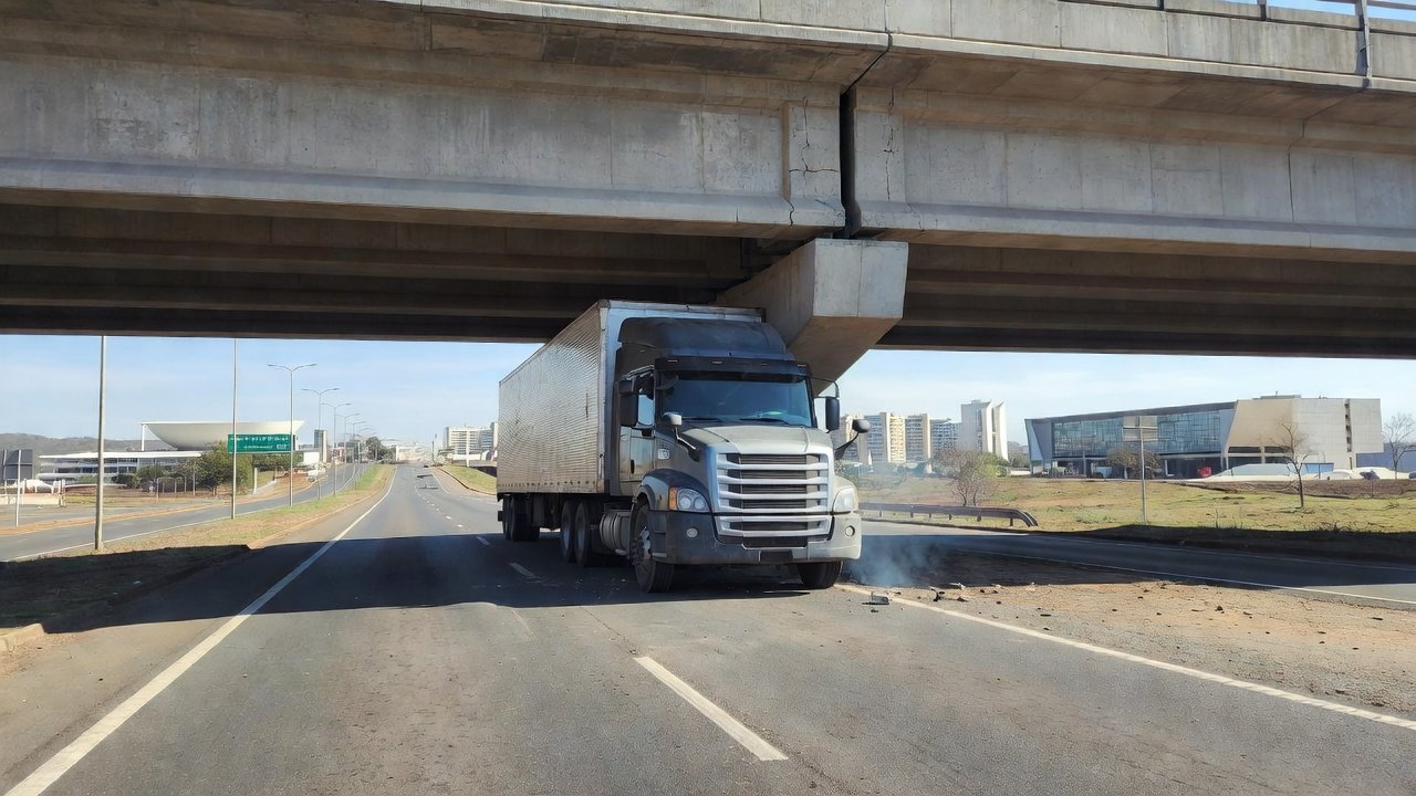 Carreta presa sob viaduto na EPIA Sul em Brasília
