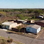 Bairro de Ceilândia com casas modestas representando vulnerabilidade social