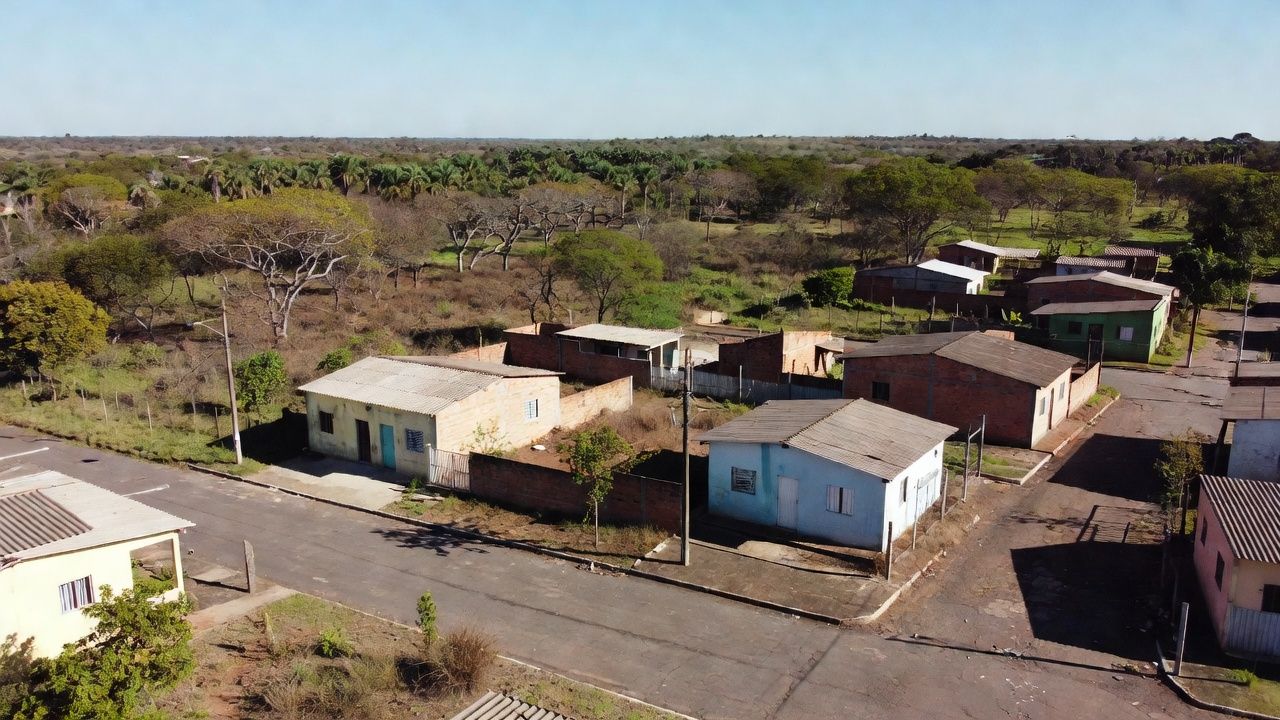Bairro de Ceilândia com casas modestas representando vulnerabilidade social