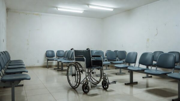 Sala de espera vazia na UPA do Recanto das Emas em Brasília