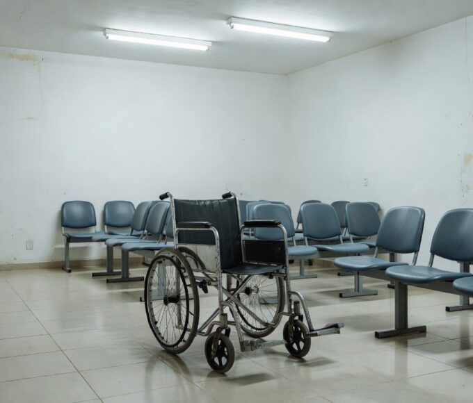 Sala de espera vazia na UPA do Recanto das Emas em Brasília