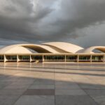 Congresso Nacional em Brasília sob céu nublado, símbolo de cidadania honorária
