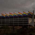 Plenário vazio da CLDF decorado para Orgulho LGBTI+ sem propostas contra violência
