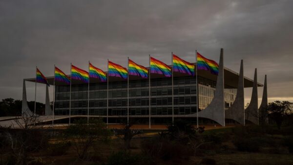 Plenário vazio da CLDF decorado para Orgulho LGBTI+ sem propostas contra violência