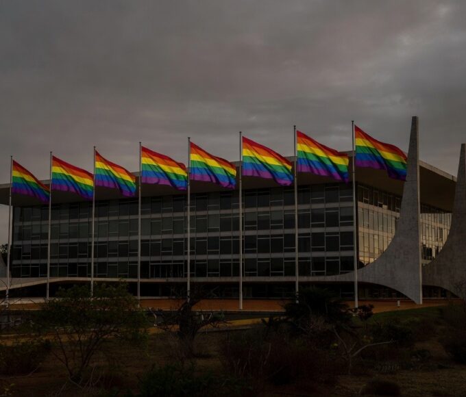 Plenário vazio da CLDF decorado para Orgulho LGBTI+ sem propostas contra violência