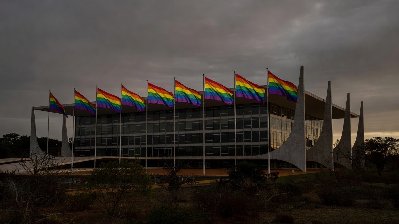Plenário vazio da CLDF decorado para Orgulho LGBTI+ sem propostas contra violência
