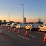 Blitz educativa do Detran e Sejus contra drogas em Brasília com viaturas policiais