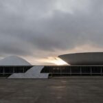 Vista do Congresso Nacional em Brasília sob céu nublado