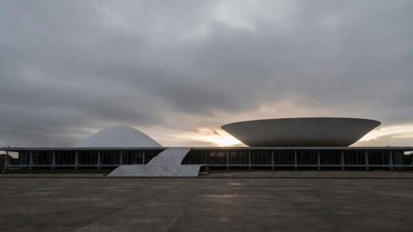 Vista do Congresso Nacional em Brasília sob céu nublado