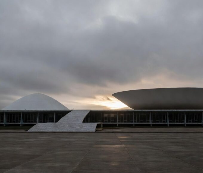 Vista do Congresso Nacional em Brasília sob céu nublado