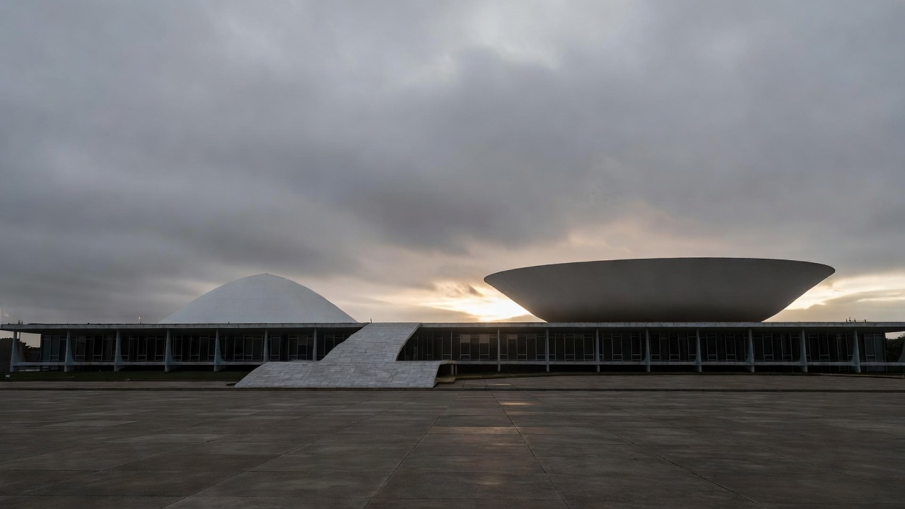 Vista do Congresso Nacional em Brasília sob céu nublado