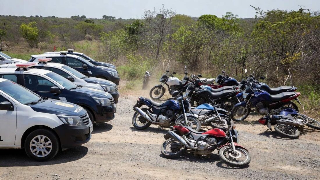 Viaturas da Polícia Civil com motocicletas apreendidas em operação na Bahia