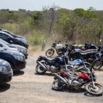 Viaturas da Polícia Civil com motocicletas apreendidas em operação na Bahia