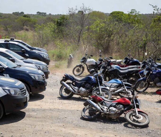 Viaturas da Polícia Civil com motocicletas apreendidas em operação na Bahia