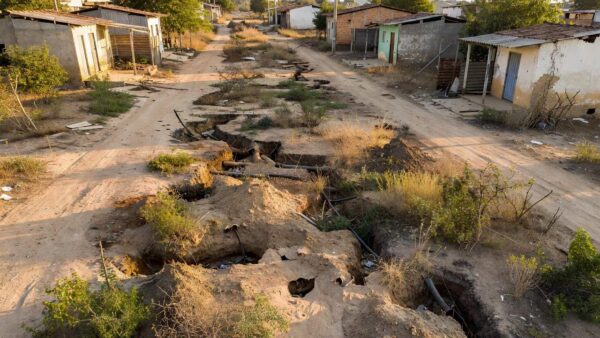 Infraestrutura de saneamento precária em São Sebastião, DF, após décadas de negligência