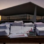 Congresso Nacional em Brasília com documentos simbolizando projeto de distritos criativos e tecnológicos engavetado