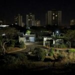Condomínio no DF isolado por fita policial após casal encontrado morto a tiros
